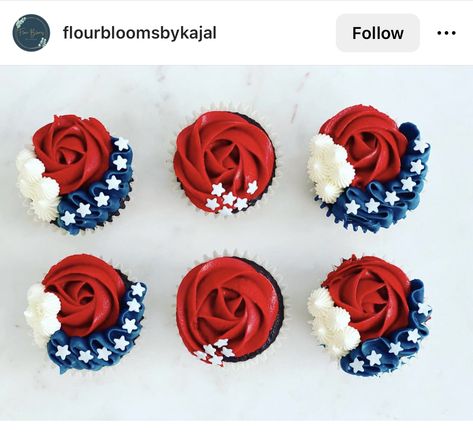 American Flag Cookie Cake, Labor Day Cupcakes, 4th Of July Cupcake Ideas, Fourth Of July Cupcakes, Red White Blue Food, American Flag Cookies, Red White And Blue Cupcakes, 4th Of July Cupcakes, Patriotic Cupcakes