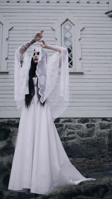 Wedding Running, Horror Wedding, Vampire Wedding, Dark Wedding Theme, Edgy Wedding, White Goth, Gothic Chic, Goth Wedding, Dark Wedding