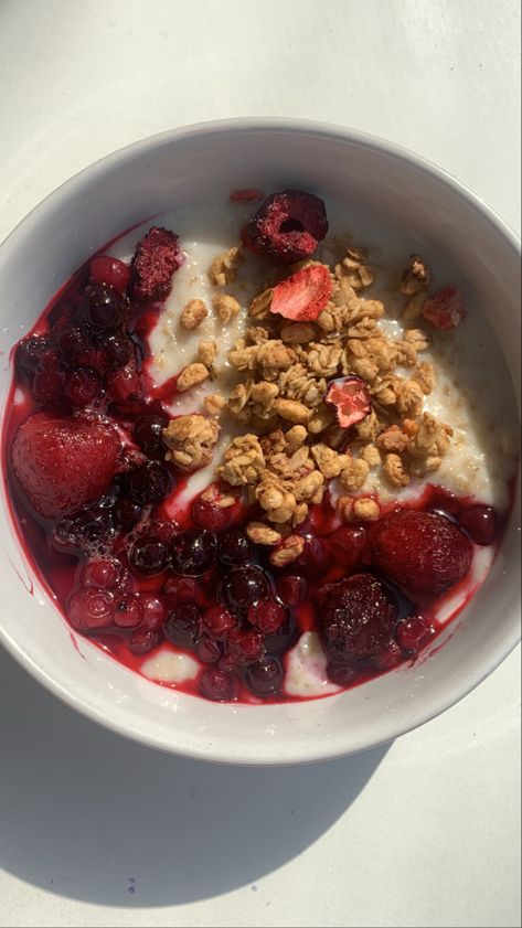 #oatmeal #oats #oatmilk #recipe #recipeoftheday #recipeideas #breakfast #breakfastideas #breakfastrecipe #breakfastfoodrecipes #oatmealbowl #healthy #healthyfood #healthylifestyle #healthyrecipe #healthybreakfast #healthymeals #healthylowcarblowfatrecipes #healthydietplanforweightloss #aesthetic #yummyhealthyeasy #yummy  #cranberries #cranberry  #strawberry #strawberries #berries #berry #raspberry #raspberries   #granola #granolabowl Oatmeal And Berries, Oatmilk Recipe, Breakfast Bowl Recipes, Easy Meal Prep Breakfast, Berry Granola, Breakfast Bowls Recipe, Oatmeal Bowl, Green Aesthetics, Yummy Bites