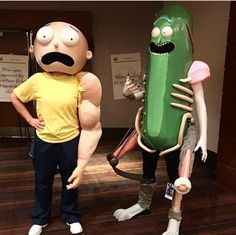 Holy shit! It's Pickle Rick! Rick Costume, Rick Cosplay, Pickle Costume, Comicon Costume, Pickle Rick, Rick Y Morty, Awesome Cosplay, Coffee Instagram, Black Halloween Dress