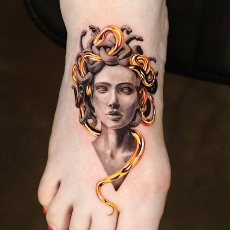 Tatoo 3d, Tato Flash, Medusa Tattoo Design, Tattoo Gold, Foot Tattoos For Women, Gold Tattoo, Geniale Tattoos, Medusa Tattoo, Unique Tattoo Designs