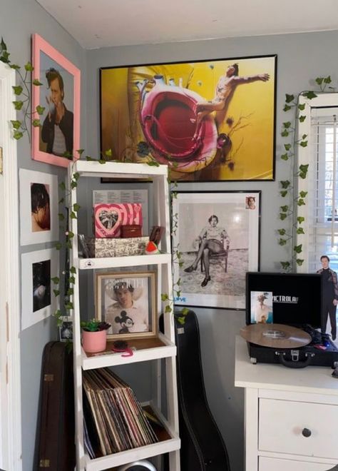 Core Room Aesthetic, Harry Styles Room Decor, Harry Styles Room, Harrie Core, One Direction Room, Indie Bedroom, Gallery Wall Ideas, Aesthetic Room Ideas, Room Deco