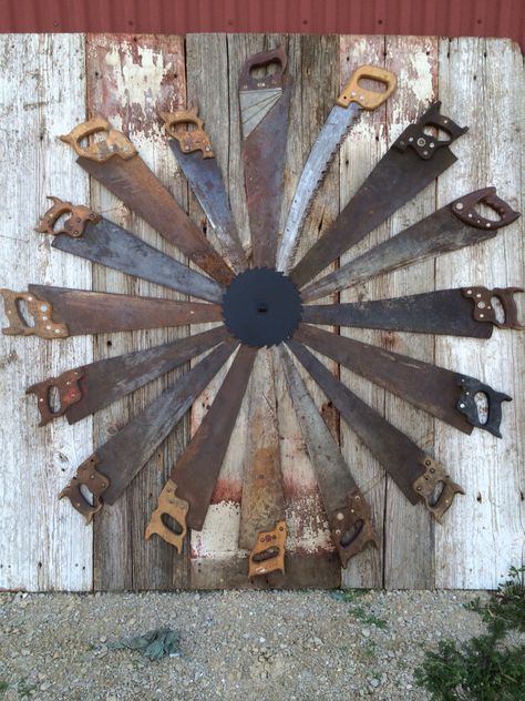 Old barn boards and hand saws. Scrap Metal Art Ideas Garden Sculptures, Tool Display, Pond Decor, Barn Boards, Hantverk Diy, Hand Saws, Farm Living, Outdoor Deco, Casa Country