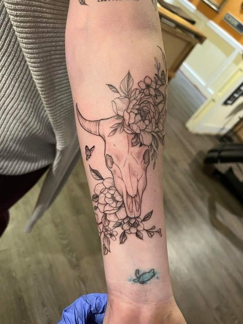 Cow Skull Tattoo, Longhorn Tattoo, Skull Thigh Tattoos, Cow Skull Tattoos, Floral Cow Skull, Skull Tattoo Flowers, Red Tattoo Ideas, Tattoo With Flowers, Floral Back Tattoos