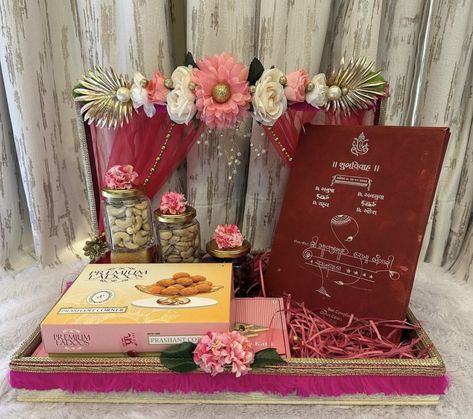 Lehnga Packing Decoration, Invite Hampers, Wedding Invitation Hamper, Wedding Packings, Chhab Decoration, Diy Wedding Invitation Cards, Wedding Card Decorations, Haldi Wedding, Hindu Wedding Decorations