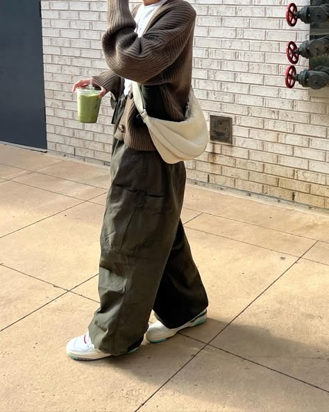 Cargo And Cardigan Outfit, Cargo Pants With Cardigan, Cargos And Cardigan, Cargos And Cardigan Outfit, Cargo Pants With Sweater, Cargo Pants And Cardigan Outfit, Beige Cardigan Outfit, Baggy Cardigan, Winter Cardigan Outfit