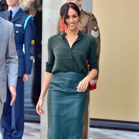 Meghan Markle Once Again Stunned in an Outfit No Other British Royal Has Ever Worn - Getty Estilo Meghan Markle, Green Leather Skirt, Dark Green Blouse, Meghan Markle Outfits, Skirt Diy, Prinz Harry, Meghan Markle Style, Estilo Real, Amal Clooney