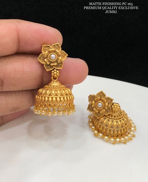 Gold Jumki Designs Earrings, Simple Jhumka, Jhumka Earrings Gold, Golden Jhumka, Simple Gold Jewelry, Diamond Jhumkas, Gold Jewelry Prom, Jewelry Necklace Simple, Jhumka Designs