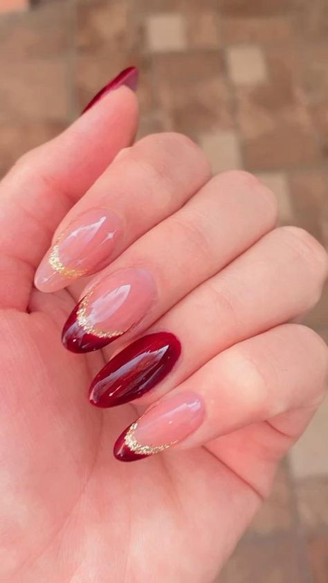 Uñas acrilicas color vino, con destellos dorados Nails Color Vino, Nails Vino, Elegant Touch Nails, Red And Gold Nails, Gel Nails French, Gold Acrylic Nails, Gel Toe Nails, Subtle Nails, Pointed Nails