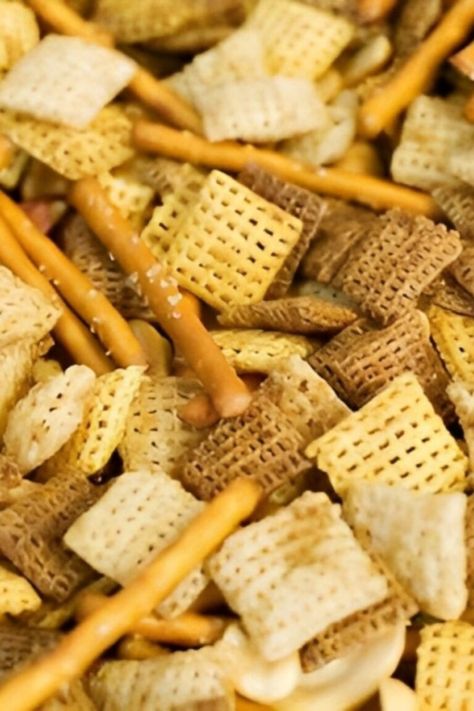 Pioneer Woman Texas Trash Recipe - Delish Sides Easy Snack Mix, Homemade Chex Mix, Wheat Chex, Chex Party Mix, Tabasco Pepper, Corn Chex, Recipe Lunch, Rice Chex, Snacks Appetizers