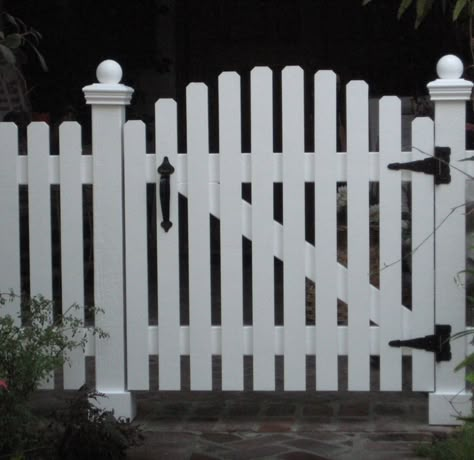 Fence Hardware, Picket Fence Gate, Picket Gate, Diy Bamboo, Garden Gate Design, Fence Plants, Picket Fences, Front Fence, Yard Fence