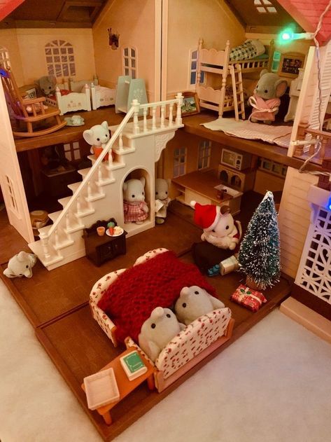 Calico Critters House, Sylvanian Families House, Critters 3, Calico Critters Families, Calico Critter, Sylvanian Family, Doll House Crafts, Family Diy, Miniature Rooms