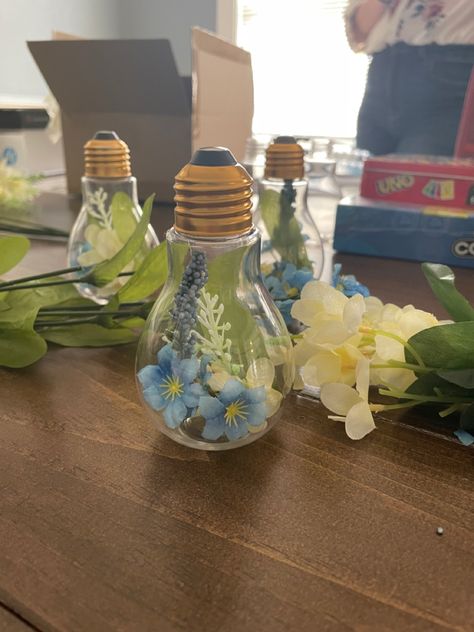 Lightbulb Flower Vase, Painted Light Bulbs Aesthetic, Fake Flower Decor Ideas, Bulb Painting Lightbulbs, Diy Sellable Crafts, Diy Light Bulb Crafts, Marquee Flowers, Glass Jar Diy, 4h Crafts