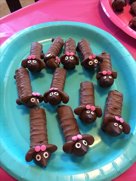 We made these chocolate dachshunds for my friend's dachshund themed baby shower. Adorable & delicious! Doxies. Weiner dog desserts. Chocolate puppies. Dog Desserts, Dachshund Cake, Chocolate Dachshund, Desserts Chocolate, Kids Treat, Dog Cakes, Puppy Birthday, Dog Cake, Weenie Dogs