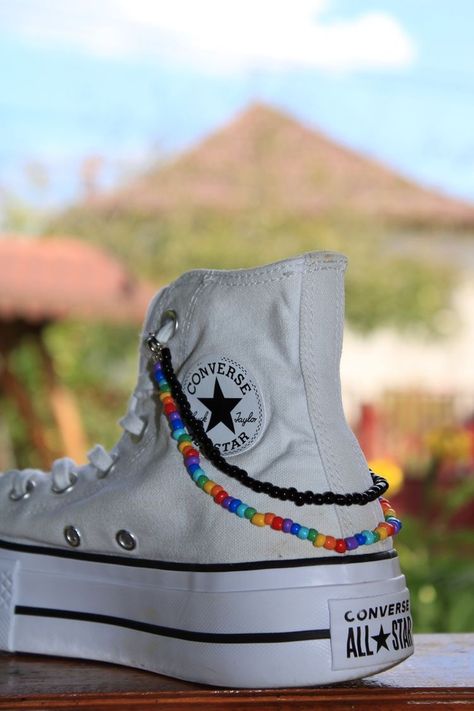 Shoe Strap Beads Converse, Beaded Laces On Shoes, Converse Designs Diy, Beaded Shoe Charm, Beaded Shoes Laces, Beaded Shoe, Cool Converse, Pulseras Kandi, Converse Design