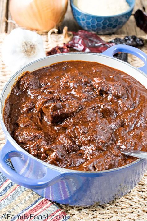 Texas Chili has tender chunks of beef in a super flavorful red chili pepper base. No beans, no tomatoes - just delicious beefy, spicy flavor! Chili Con Carne Recipe, Homemade Chili Recipe, Texas Chili, Dried Chili Peppers, Bbq Sausage, Chili Chili, Best Chili, Best Chili Recipe, Dried Peppers