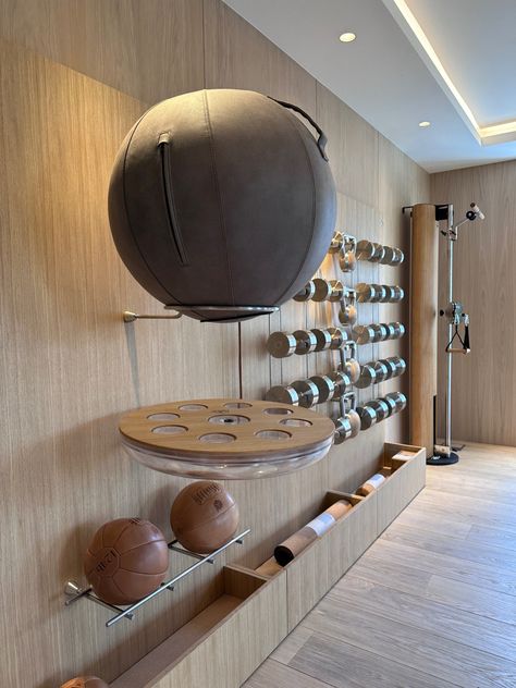 Beautiful Home Gym, Gym Storage Wall, Fitness Room Design, Alternative Luxe, Fitness Interior, Luxury Home Gym, Studio Gym, Home Gym Storage, Tattoo Modern