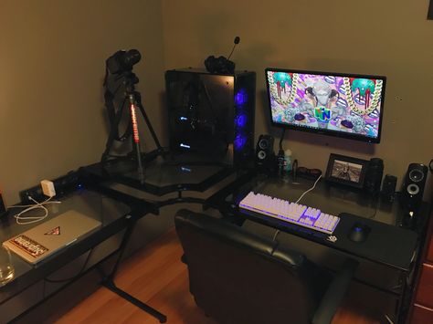 Long time lurker first time poster. I finally cleared the cables off my desk and I must say my Battle(study)station is looking great Game Basement, Small Gaming Bedroom, Gaming Bedroom Ideas Boys, Boys Gaming Bedroom Ideas, Gamer Bedroom Ideas, Study Station, Gaming Bedroom Ideas, Bedroom Gamer, Software Programmer