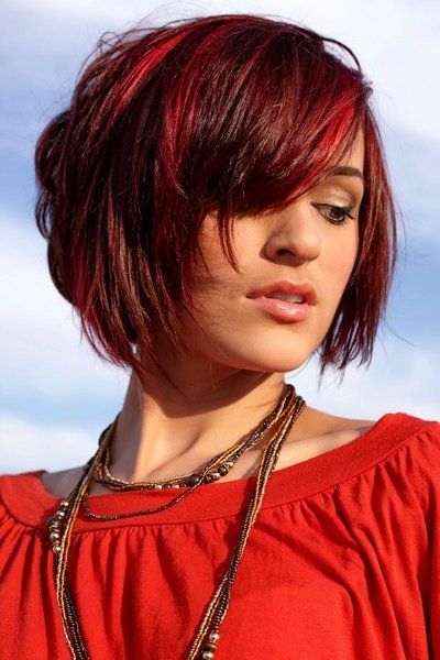 Fransiger Short Bob mit roten Strähnen - Freche, coole Bob Frisuren Frizzy Hairstyles, Peekaboo Hair Colors, Rambut Brunette, Balayage Bob, Hairstyles Blonde, Peekaboo Hair, Chin Length Hair, Long Bob Haircuts, Hairstyles For