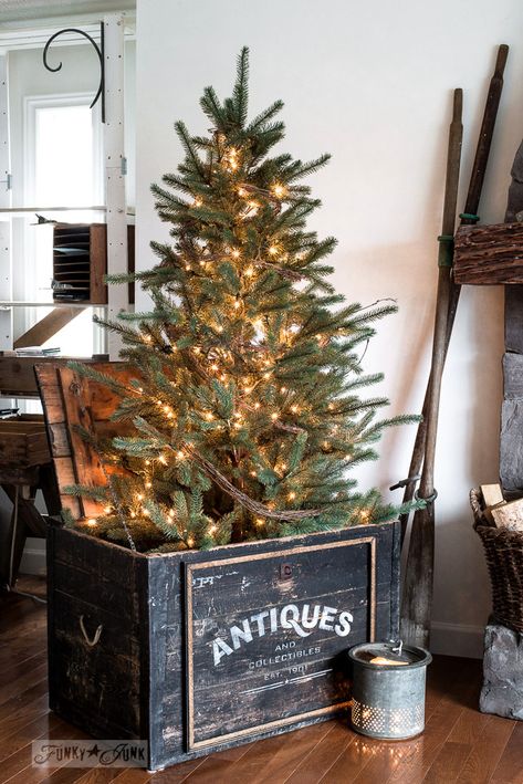 common ground : Christmas Vintage Inspiration Warm Cozy Christmas, Porch Projects, Decorating With Black, Small Christmas Tree, Rustic Porch, Winter Decorating, Prim Christmas, Small Christmas Trees, Christmas Porch