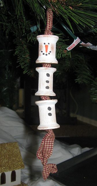 wooden spool ornament for christmas presents? Classroom Halloween, Whimsical Tree, Spool Crafts, School Halloween, October Crafts, Wooden Spool, Diy Snowman, October Halloween, Crafts Easy