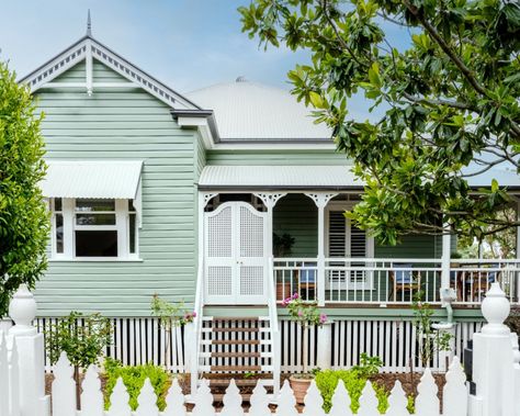 Old Queenslander Homes Exterior, Old Queenslander Homes Interiors, Modern Queenslander Exterior, Hamptons Queenslander, Queenslander Facade, Queenslander Interior, Queenslander Homes Interior, Queenslander Homes Exterior, Old Queenslander