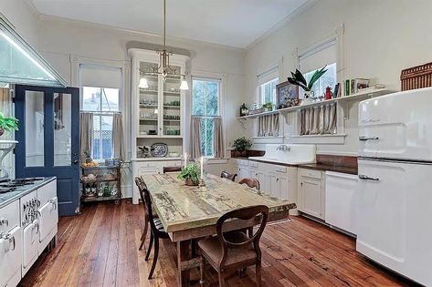 Bedroom Ideas Summer, Victorian Farmhouse Decor, Victorian Farmhouse Kitchen, Summer Room Ideas, Woman Bedroom Ideas, Grown Woman Bedroom Ideas, Lanterns Chinese, Old Farmhouse Kitchen, Log Home Kitchens