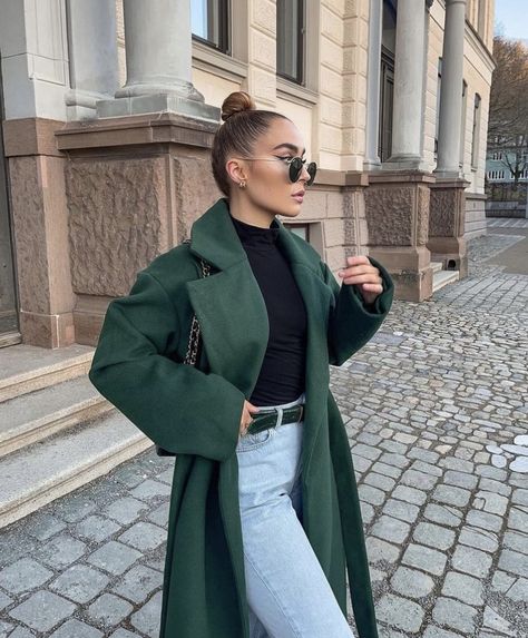 Dark Green Coat Outfit Winter, Dark Green Winter Outfit, Dark Green Winter Coat, Green Coat Outfit, Long Jacket Outfit, Emerald Green Outfit, Green Blazer Outfit, Long Green Jacket, Dark Green Coat