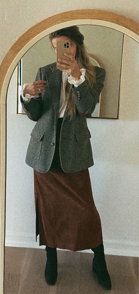 English Old Money Outfit, Long Suede Skirt Outfit, Long Suede Skirt, Money English, Suede Skirt Outfit, Ralph Lauren Aesthetic, Wild Thyme, Ralph Lauren Suits, Ralph Lauren Blazer