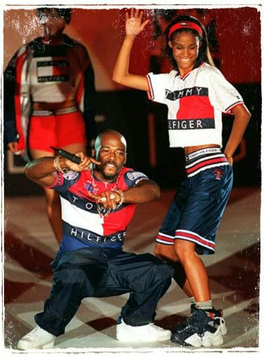 Treach performing during the Tommy Hilfiger fashion show 1996. Displaying how Hilfiger designed with hip hop in mind. Edgy Fashion Photography, Black Urban Fashion, Outfits With Jordan 1s Fashion Styles, Tommy Hilfiger 90s, Urban Fashion Girls, 90s Urban Fashion, Tatjana Patitz, Tommy Hilfiger Fashion, Fashion Catwalk