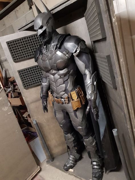 Batman Suit Cosplay, Arkham Batman Suit, Batman Inspired Outfit Men, Batman Armor Suits, Batman Arkham Knight Suit, Arkham Knight Suit, Batman Beyond Cosplay, Batman Gadgets, Batman Cosplay Costume