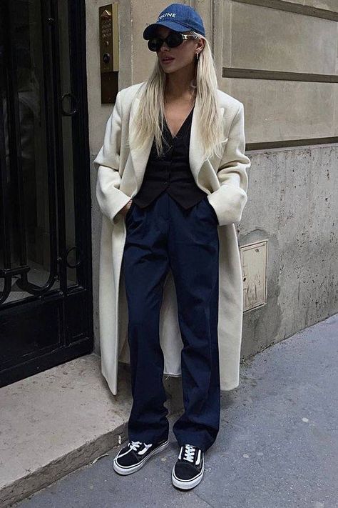 Navy Trousers Outfit, Tops Fall Outfits, Trousers Outfit, Navy Trousers, Look Boho Chic, Trouser Outfit, Outfit Primavera, Paris Outfits, Looks Street Style