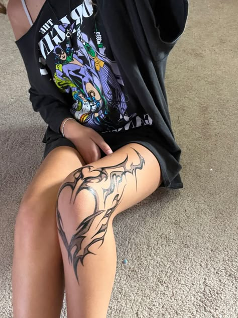 Gothic Knee Tattoos Women, Cover Up Knee Tattoo, Legs Patchwork Tattoo, Patchwork Knee Tattoo, Hardcore Tattoos For Women, Heart Around Knee Tattoo, Scraped Knees Tattoo, Thigh Tattoos Women Cybersigil, Leg Tattoo Inspo Women