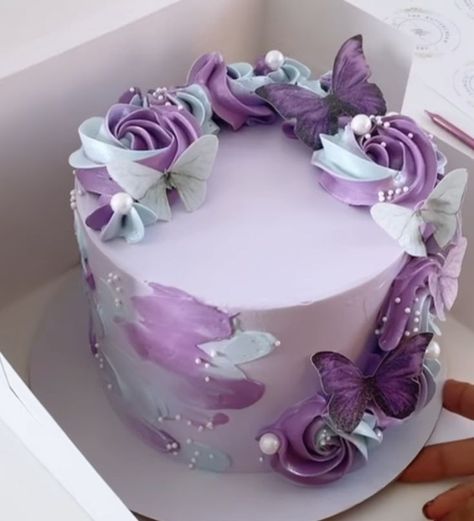 Cakes Happy Birthday, Classic Birthday Cake, Purple Butterfly Cake, White Buttercream Frosting, Purple Cakes Birthday, Easy Cakes, Classic Birthday, Cake Mix Desserts, Butterfly Birthday Cakes