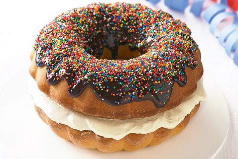 Donut cake! The perfect shape for those of us with a sweet tooth http://www.taste.com.au/recipes/22153/donut+cake Donut Cake Recipe, Pudding Recept, Donut Birthday Cake, Strawberry Shortcake Trifle, Donut Cake, Bolo Fit, Doughnut Cake, Shaped Cake, Trifle Recipe