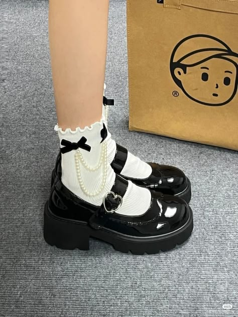 Korean Platform Shoes, Korean School Shoes, Ugh Outfit, Korean Footwear, Vintage Uniform, College Shoes, Chunky Pumps, Korean Shoes, Shoes Chunky