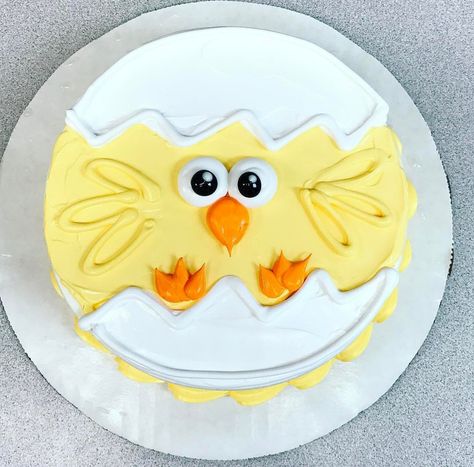 Chick Cake Design, Easter Themed Cakes Simple, Simple Easter Cake Designs, Easter Sheet Cakes Decorated, Easter Chick Cake, Egg Cake Design, Easter Cookie Cake Decorating Ideas, Easter Round Cakes, Chick Cake