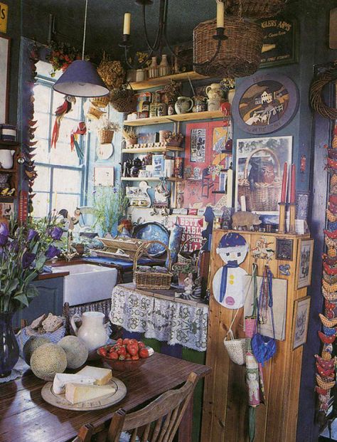 Estilo Kitsch, Old Fashioned Kitchen, Bohemian Kitchen, Deco Boheme, Boho Kitchen, Bohemian Home, House Inspo, Bohemian Decor, My Dream Home