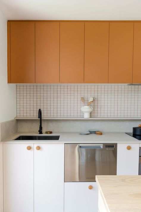 Retro kitchen with orange and white cabinetry Kitchen Sink Backsplash, Sink Backsplash, The Glade, White Farmhouse Sink, Timber Kitchen, Kitchen Artwork, Flat Panel Cabinets, Eclectic Kitchen, Orange Kitchen