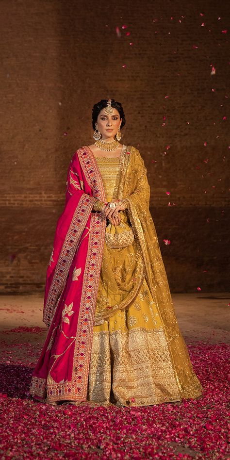 Elegant Pakistani Wedding Dress in Raw Silk Lehenga Choli Style Mehndi Dresses Bridal, Choli Style, Lehenga Blue, Mehndi Function, Pakistani Lehenga, Tissue Fabric, Simple Maxi, Dupatta Border, Dress Georgette