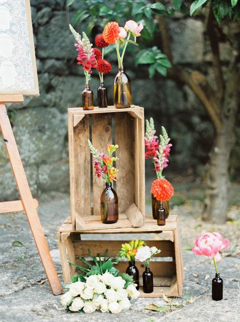 Wedding decor with crates, bottles, and bright flowers | Image by Brancoprata Wooden Crates Wedding, Fall Ceremony, Crate Decor, Rustic Wedding Inspiration, Wedding Bottles, Portugal Wedding, Boho Wedding Inspiration, Festival Inspiration, Wedding Inspiration Summer