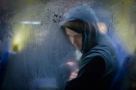 Intimate, Painterly Photographs of London Bus Passengers On Their Nighttime… Through A Glass Darkly, Narrative Photography, Art Alevel, Glass Photography, Art Photography Portrait, Frosted Windows, London Pictures, Contemporary Portrait, London Bus