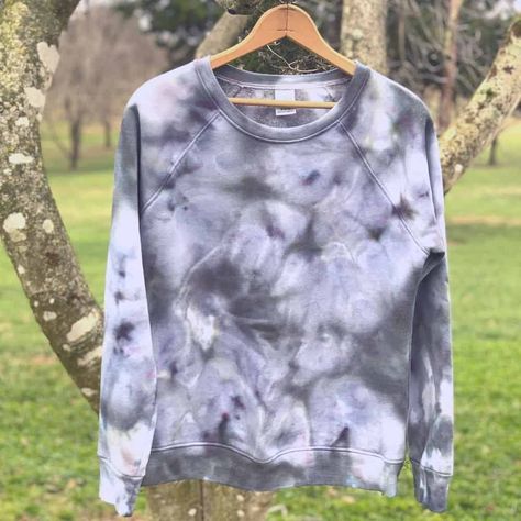 Diy Tie Dye Sweatshirt, Tie Dye Tutorial, Diy Tie Dye Techniques, Diy Tie Dye Designs, Clothes Upcycle, Diy Tie Dye Shirts, Ice Tie Dye, Tie Dye Fashion, Spiral Tie Dye