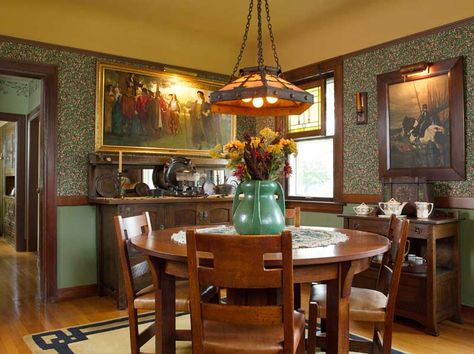 Dining room in a 1916 Aladdin kit house ("The Rossley"). The large vase on the Limbert dining table is by Wheatley. — Arts & Crafts Homes and the Revival — Photos by Gridley + Graves Arts And Crafts Dining Room, Craftsman Style Dining Room, Bungalow Dining Room, Craftsman Bungalow Interior, Craftsman Dining Room, Craftsman Interiors, Arts And Crafts Interior Design, Bungalow Interiors, Arts And Crafts Interiors