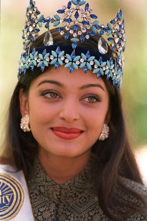 Aishwarya Rai Bachchan just went on to being even MORE beautiful than she was as Miss World. ऐश्वर्या राय, Megan Young, Social Project, Aishwarya Rai Photo, Pageant Crowns, Miss India, Most Beautiful Eyes, Beauty Event, Mangalore