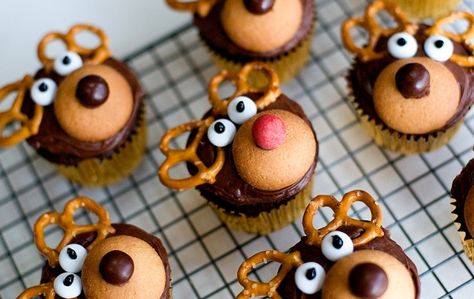 Cute Christmas Treats Reindeer Cupcakes, Torte Cupcake, Christmas Cupcakes, Christmas Goodies, Frappe, Pretzels, Holiday Baking, Holiday Treats, Christmas Treats