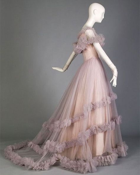 In Pretty Finery (@inprettyfinery) • Instagram photos and videos Dior Wedding Gown, Robes Vintage, Dior Vintage, Fashion 1950s, Silk Tulle, Christian Dior Couture, Vintage Gowns, Vintage Couture, Moda Vintage