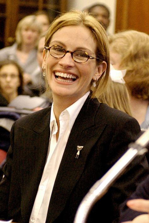 Iconic Tv Characters, Julie Roberts, Leisha Hailey, Celebrities With Glasses, 90s Glasses, People With Glasses, Sonja Morgan, Chic Glasses, Meg Ryan