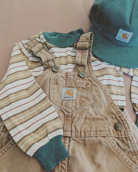 Toddler Carhartt Overalls Outfit, Retro Kids Outfit, Granola Kids Aesthetic, Granola Baby Aesthetic, Baby Boy Vintage Outfits, Vintage Baby Aesthetic, Toddler Overalls Outfit Boys, Vintage Toddler Outfits, Vintage Kids Clothes Boys