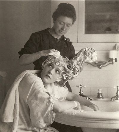 Vintage hair washing Cabelo Pin Up, Vintage Beauty Salon, Mary Pickford, The Beauty Department, Beauty Parlor, Silent Movie, Hair Salons, Salon Ideas, Photo Vintage